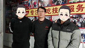 广西两位帅哥报名学习果酱烧烤