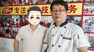 融水帅哥到红松叶学柳州螺蛳粉和手撕鸡，朋友都说“很好吃！”